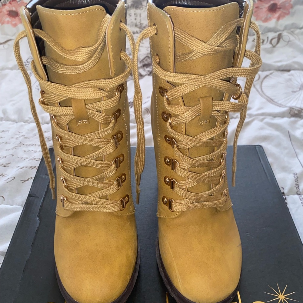 Shoe dazzle high heel boots